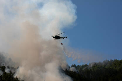 Helikopteri OS BiH u akciji gašenja šumskog požara.