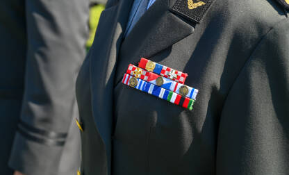 Vojna priznanja, medalje i odlikovanja na vojničkoj uniformi na paradi.
