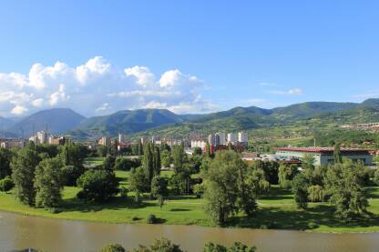 Zenica, BiH, pogled na Kamberovića polje i rijeku Bosnu