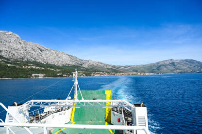 Putovanje trajektom. Putovanje trajektom. Pogled s trajektne palube na more i otok.