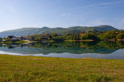 Ramsko jezero umjetno je akumulacijsko jezero na rijeci Rami u Prozor-Rami, na sjeveru Hercegovine.
Franjevački samostan na poluotoku Šćit.