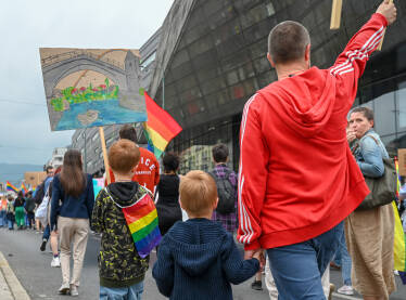 Otac i dva sina šetaju za veća prava LGBTIQ zajednice u Bosni i Hercegovini. Borba za ljudska prava i jednakost. Sarajevo, 24. jun 2023
