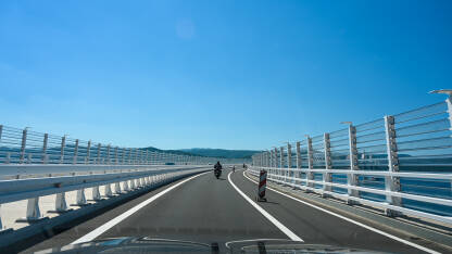 Veliki most preko mora. Motocikl na mostu. Pelješki most, Hrvatska.