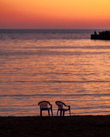 Dvije stolice na plaži pored mora prilikom zalaska sunca u Ulcinju