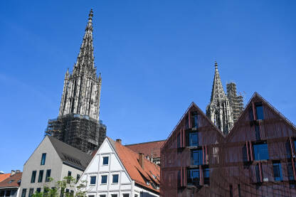 Ulm, Njemačka. Katedrala i zgrade u centru grada.  Ulm je grad u njemačkoj saveznoj državi Baden-Virtemberg. Zgrade, ulice i ljudi.
