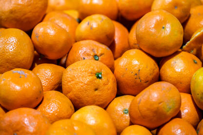 Mandarine na pijaci. Svježe i zrele mandarine na prodaju u trgovini.