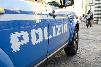 Policijska patrola u Italiji.  Policijski automobil sa natpisom Polizia u Firenzi.