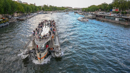 Pariz, Francuska: Turistički brod krstari rijekom Senom u Parizu. Plovidba turističkim brodom.