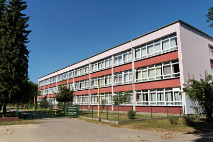 Zgrada srednjoškolskog centra u Tesliću u kojoj se nalaze sljedeće škole: Srednja mješovita škola "Jovan Dučić" i "Nikola Tesla".