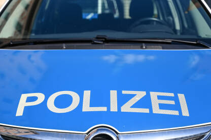 Policijski patrolni automobil parkiran na ulici u Njemačkoj. Automobili njemačke policije na ulici.