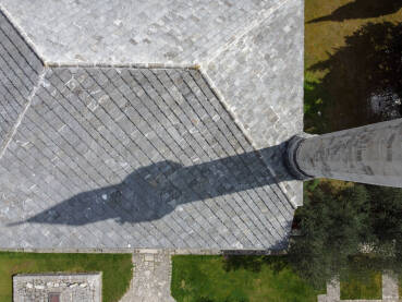 Sjena munare na kamenom krovu džamije, snimak dronom. Džamija napravljena od kamena, snimak odozgo.