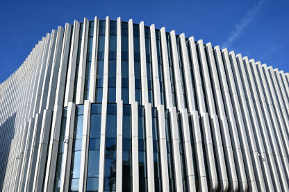 Moderna arhitektura. Poslovna zgrada sa upečatljivom fasadom.