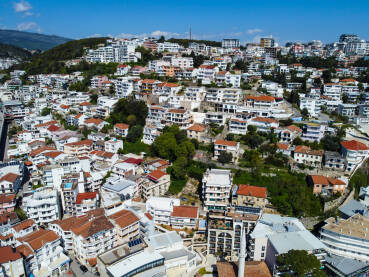 Veliki broj zgrada, kuća i apartmana napravljenih na malom prostoru. Veliki broj zgrada, kuća i apartmana napravljenih na malom prostoru. Zbijene kuće u gradu. Arhitektura. Uzak prostor između zgrada. Ulcinj, Crna Gora.