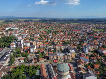 Bijeljina, Bosna i Hercegovina, snimak dronom. Bijeljina je grad i centar Semberije.