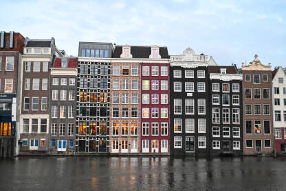 Amsterdam, Nizozemska, zgrade uz riječni kanal. Amsterdam, Nizozemska, Historijske zgrade uz riječni kanal.