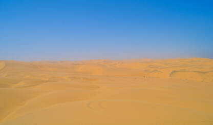 pješčane dine u pustinji Namibije.