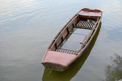 Stari drveni čamac na rijeci. Voda unutar čamca.