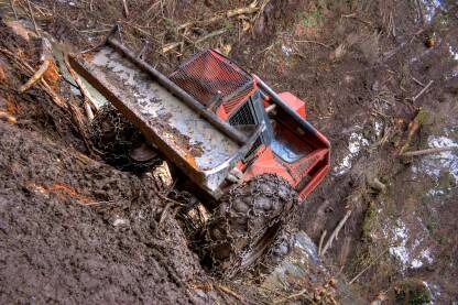 Šumski traktori su vozila opremljena za ekstremno loše uslove vožnje, po nagnutim, 
neravnim terenima.