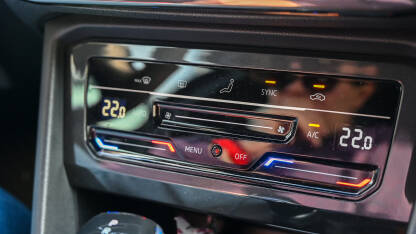 Kontrolna tabla osjetljiva na dodir za klima uređaj i grijanje u automobilu. Krupni plan klima uređaja i grijanja u vozilu.
