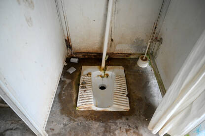 Prljavi toalet u kući. Nehigijenski i zapušteni javni toalet. Smrdljiv WC u lošem stanju.