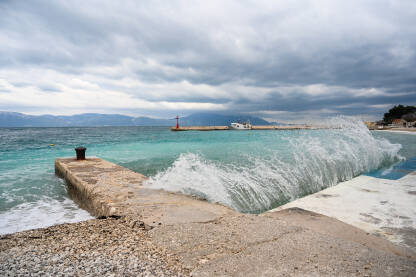 Talasi na moru zimi. Nevrijeme. Gradac, Hrvatska. Jadransko more po oblačnom danu.
