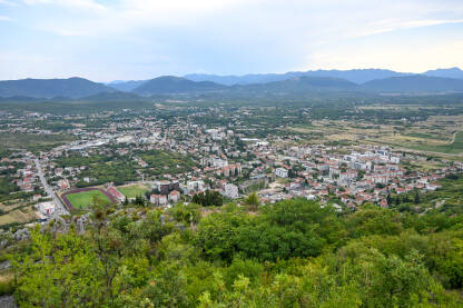 Panoramski pogled na Ljubuški, kuće, zgrade i ulice. Snimak dronom grada Ljubuškog u Bosni i Hercegovini.