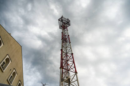 GSM i radio antenski toranj u gradu. Telekomunikacije.
