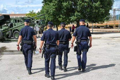 Specijalni policajci u uniformama patroliraju ulicom u Hrvatskoj. Policija u patroli u gradu.