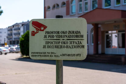 Tabla sa natpisom o videonadzoru.
Nalazi se ispred Osnovnog Suda u Brčko distriktu.
