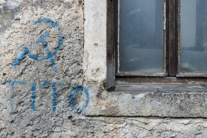 Zaboravljeni natpis, Tito, srp i čekić, parole socijalizma, odnosno grafit na zidu napuštenog objekta
