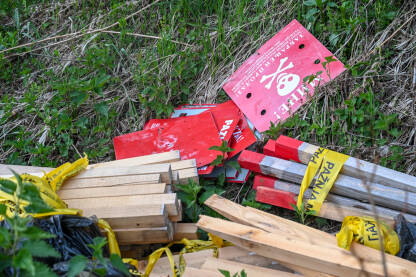 Znakovi upozorenja na minsko polje u šumi blizu linija fronta. Crveni upozoravajući znak minskog polja u Bosni i Hercegovini. Znak upozorenja.