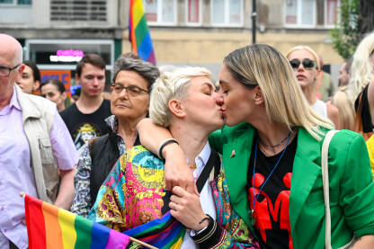 Dvije djevojke se ljube na Povorci ponosa u Sarajevu. LGBTIQ protesti na ulicama glavnog grada BiH.
