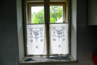 Zavjese na prozoru u staroj kući. Ukrašene zavjese.