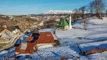 Prelijepo selo na planini zimi. Tradicionalne kuće i džamija u starom selu, video bespilotne letjelice.