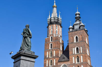 Spomenik i crkva u starom gradu u Krakovu. Turistički centar Krakova. Bazilika Svete Marije i spomenik Adamu Mickiewiczu.