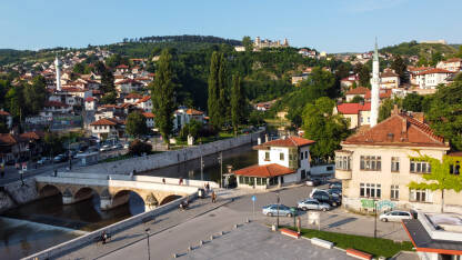 Panorama Sarajeva, snimak dronom. Glavni grad Bosne i Hercegovine. Inat kuća i kasarna Jajce.