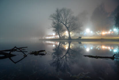 Noćna fotografija uz rijeku Unu sa drvećem u magli.