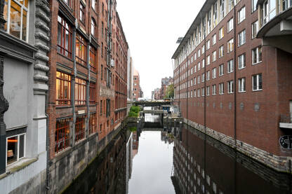 Hamburg, Njemačka. Zgrade uz rijeku.