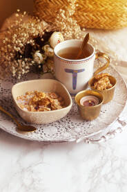 Granola sa orasima i čaj za doručak uz aromatičnu svijeću.