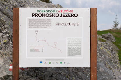Putokaz na  Prokoško jezero  i markirana planinarska staza u prirodi.