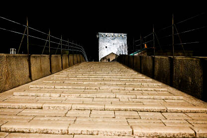 Stari most u Mostaru noćni snimak. Stari grad Mostar, Bosna i Hercegovina. Popularna turistička destinacija.
