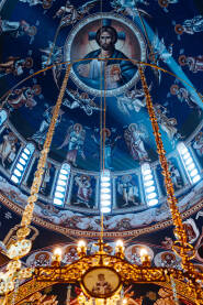 Kupola Hrama Presvete Trojice u Tesliću ukrašena je nizom slika koje prikazuju vjerske scene. U središtu kupole je kompozicija Isusa Hrista.