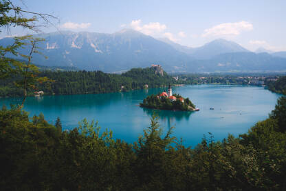 Jezero Bled i njegovo ostrvo sa crkvom Marijinog Uznesenja.