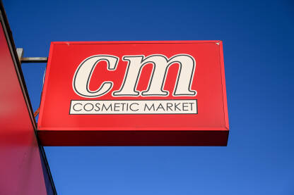 CM logo iznad trgovine.  Cosmetic market.
