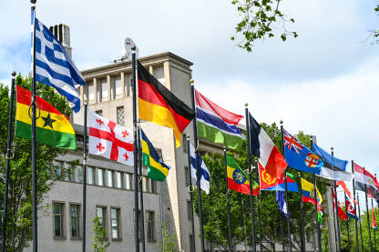 Zastave svijeta. Mnogo različitih državnih zastava na jarbolu. Međunarodne zastave i simboli.