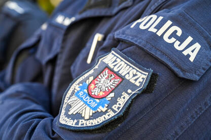 Policajac u uniformi. Grb policije u Poljskoj. Poljske policijske snage.