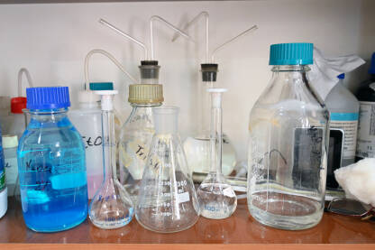 Kemijski laboratorij. Stakleno posuđe, boce i epruvete. Mnogo različitih hemikalija. Biološki laboratorij. Obrazovanje i nauka.