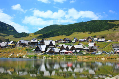 Prokoško jezero i selo u podnožju najvišeg vrha planine Vranice.
