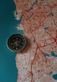 Kompas na mapi grada.