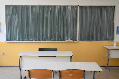 Učionica s tablom poslije nastave. Prazna učionica u osnovnoj školi.  Obrazovanje.